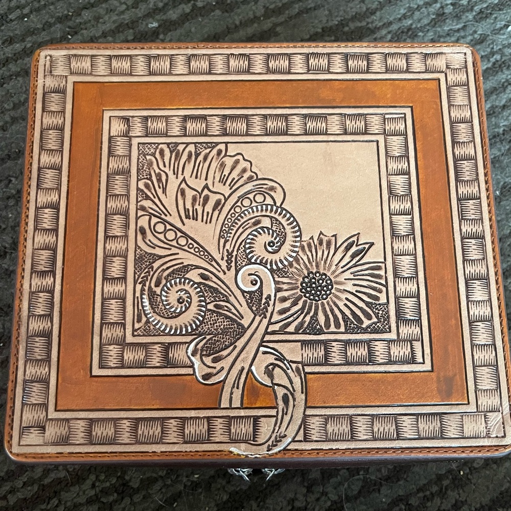 *NWT* Myra Jewelry Box